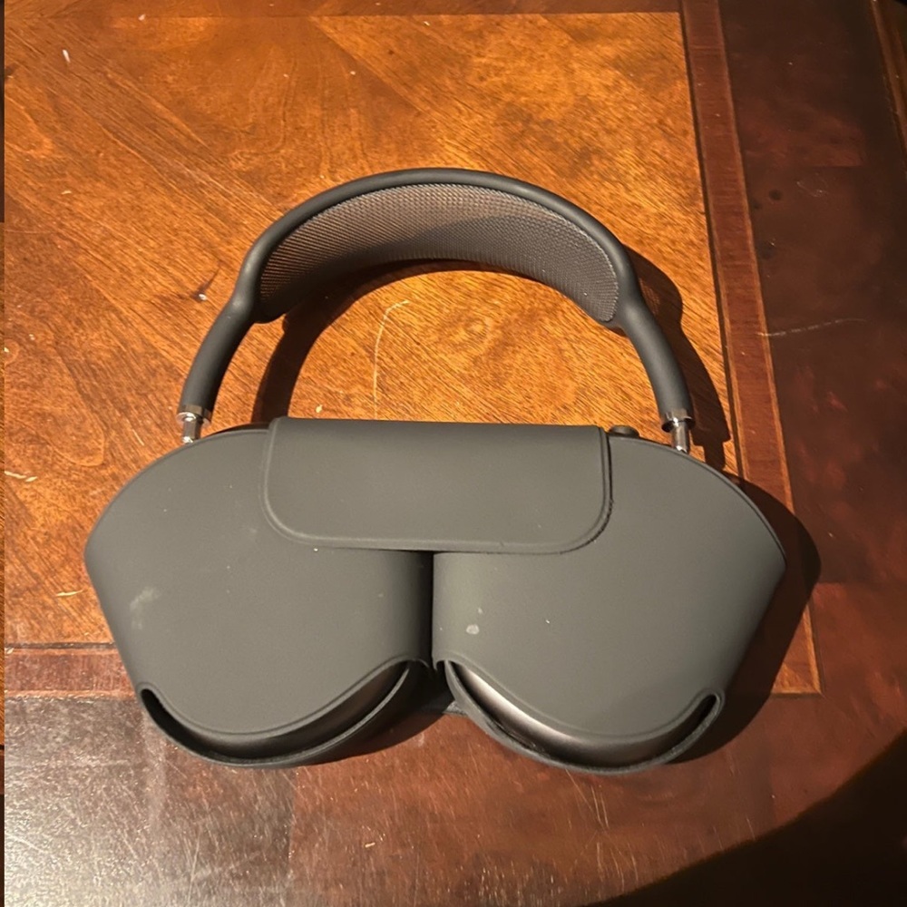 Space grey Airpods pro max